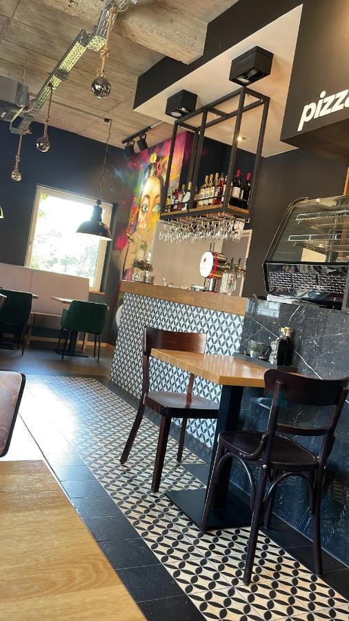 Hotel Am Stadion Vanino Cucina Italian บีเลอเฟล์ด ภายนอก รูปภาพ
